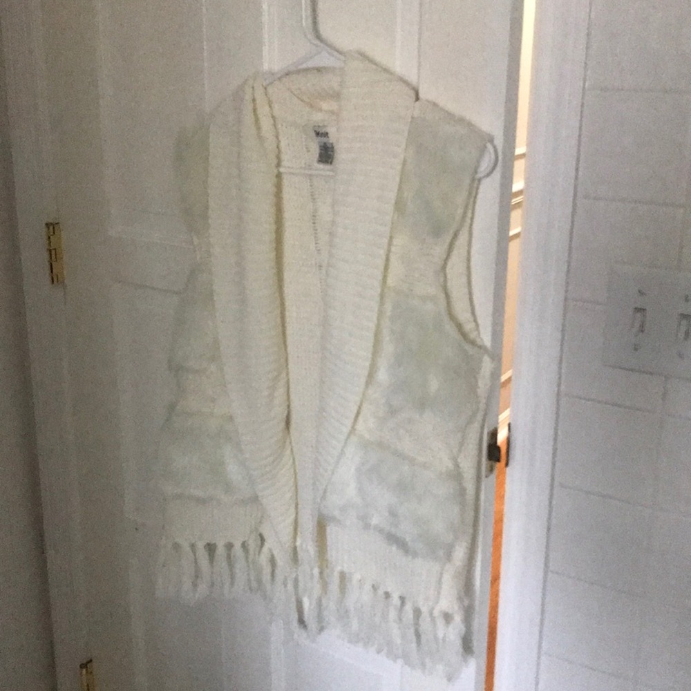 Knitted/fur vest with tassels